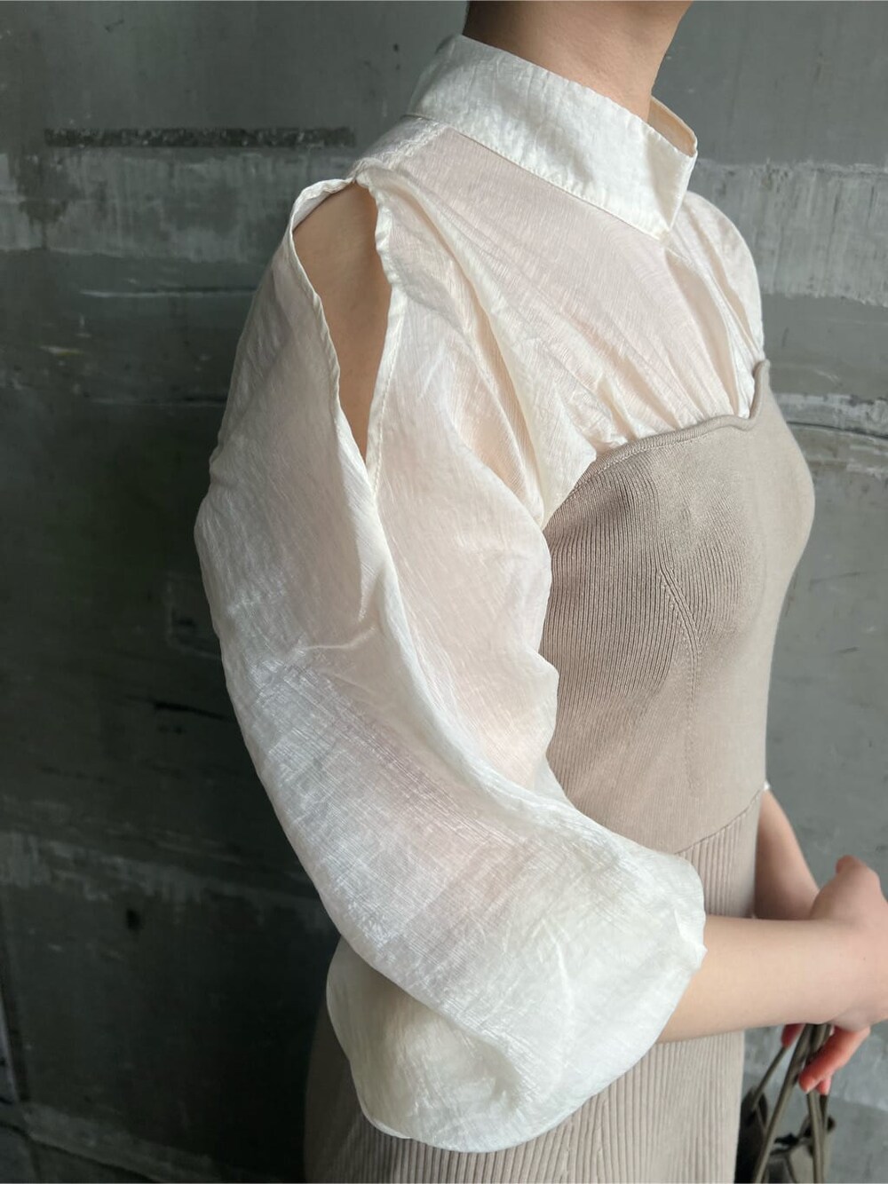 ホワイト系のトレンチコート、ベージュ系のワンピース、ベージュ系のハンドバッグを着用したレディースの春コーディネートの10枚目の写真