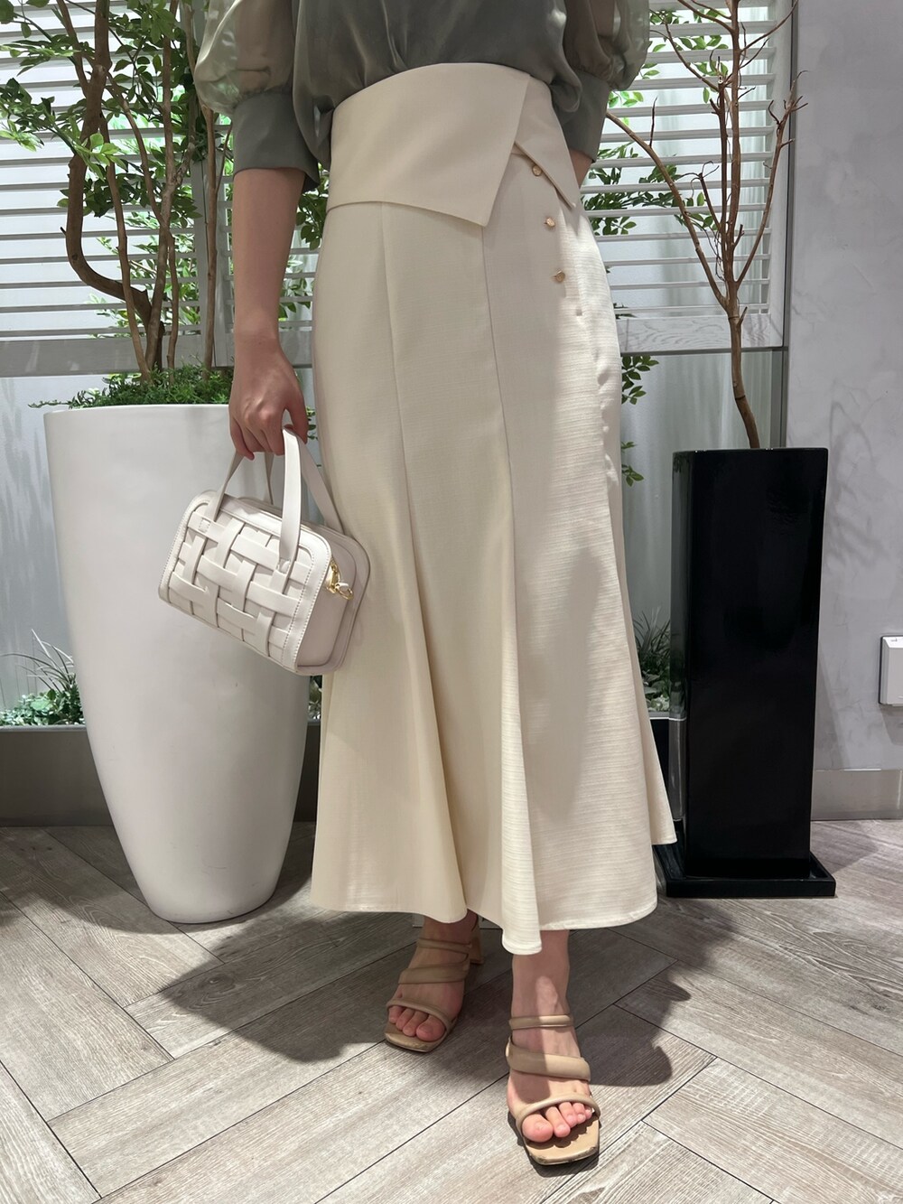 ベージュ系のサンダル、ホワイト系のショルダーバッグ、ホワイト系のスカートを着用したレディースの夏コーディネートの8枚目の写真