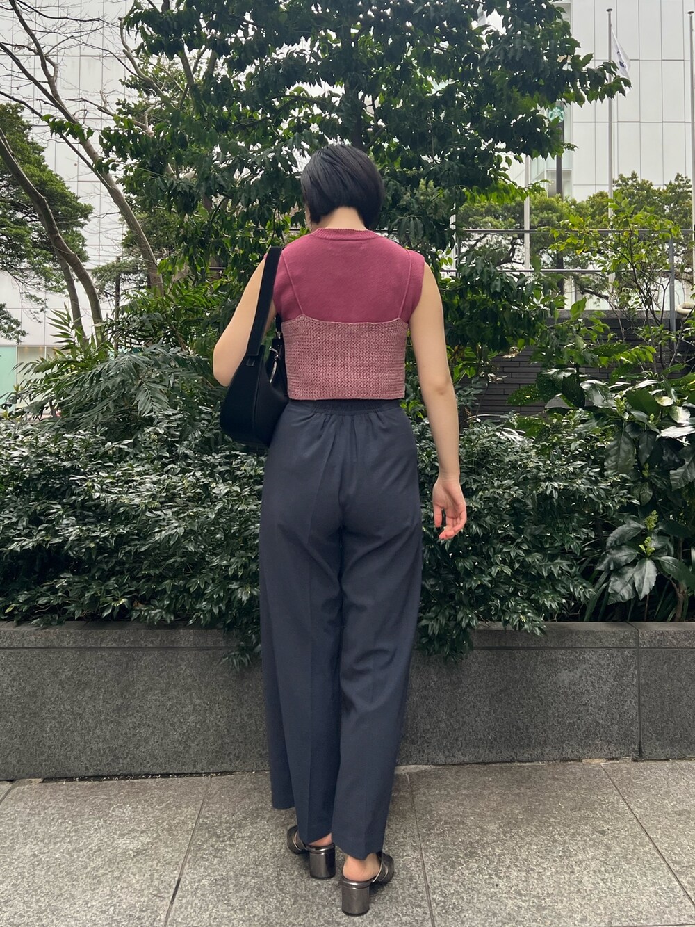 その他のサンダル、ブラック系のハンドバッグ、ピンク系のニット/セーターを着用したレディースの春コーディネートの2枚目の写真