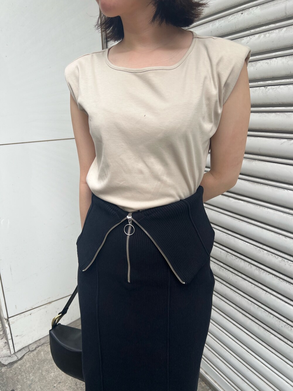 ベージュ系のTシャツ/カットソー、ブラック系のショルダーバッグ、ブラック系のワンピースを着用したレディースの夏コーディネートの8枚目の写真