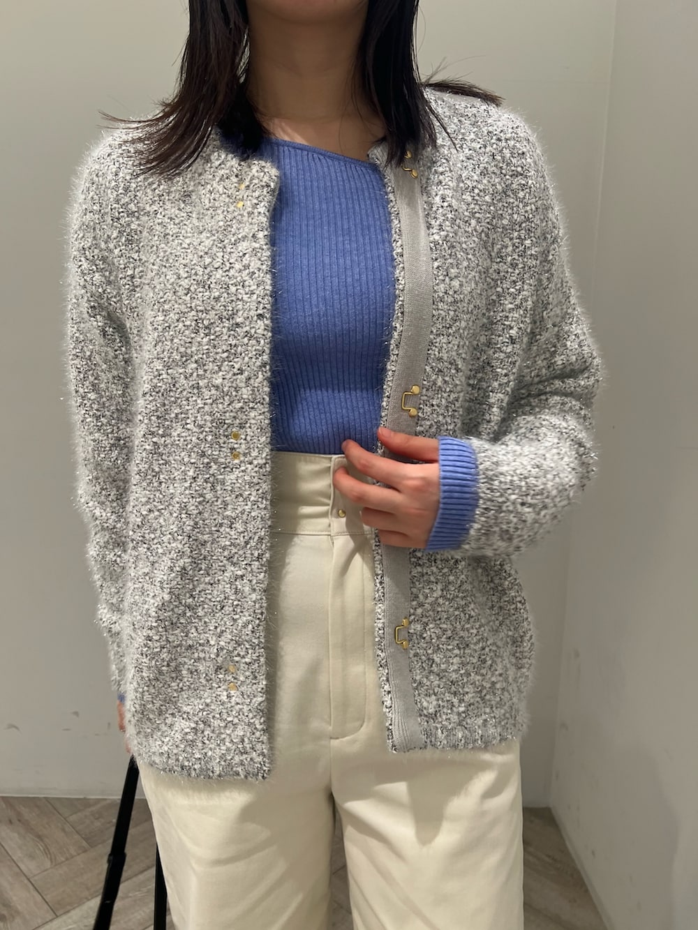 グレー系のカーディガン/ボレロ、ブルー系のニット/セーター、ホワイト系のその他パンツを着用したレディースの春コーディネートの4枚目の写真