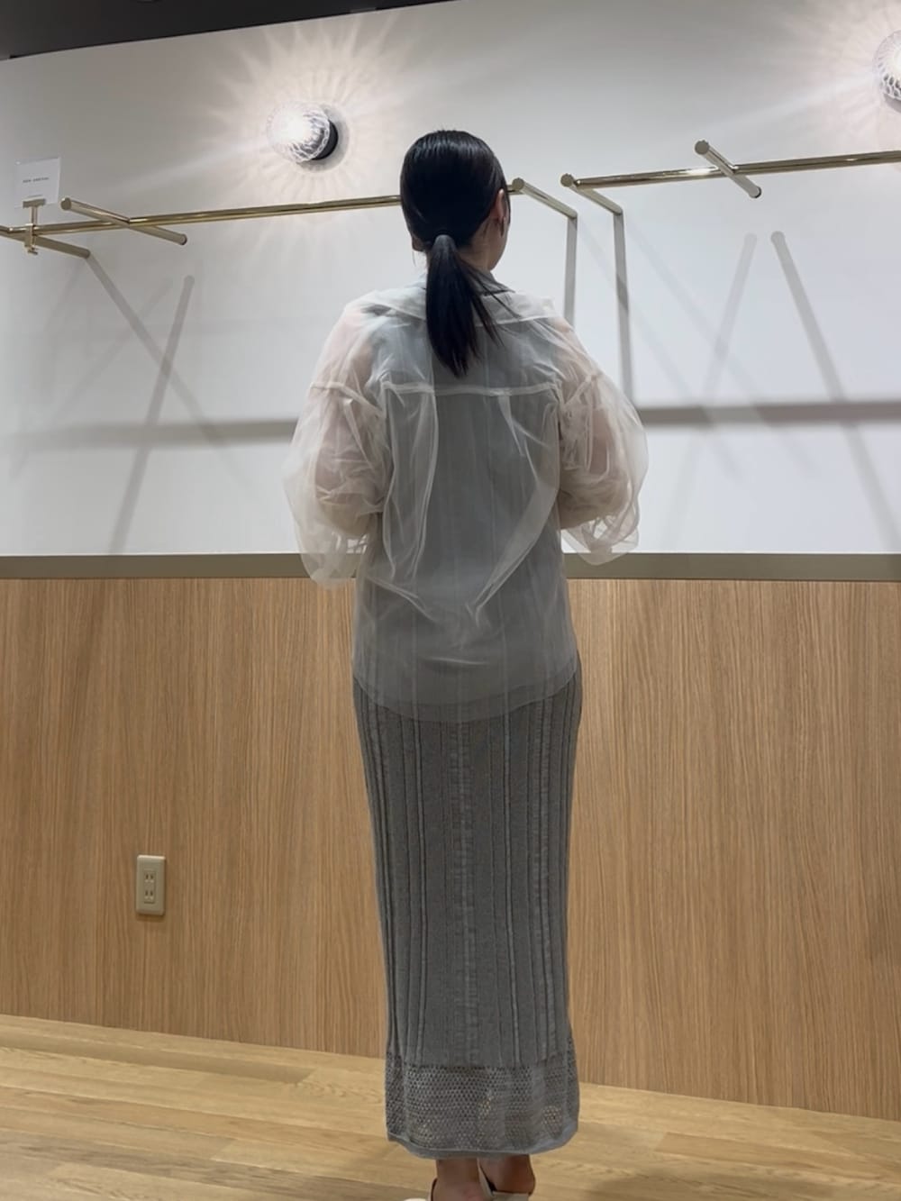 グリーン系のワンピース、ホワイト系のシャツ/ブラウスを着用したレディースの夏コーディネートの3枚目の写真