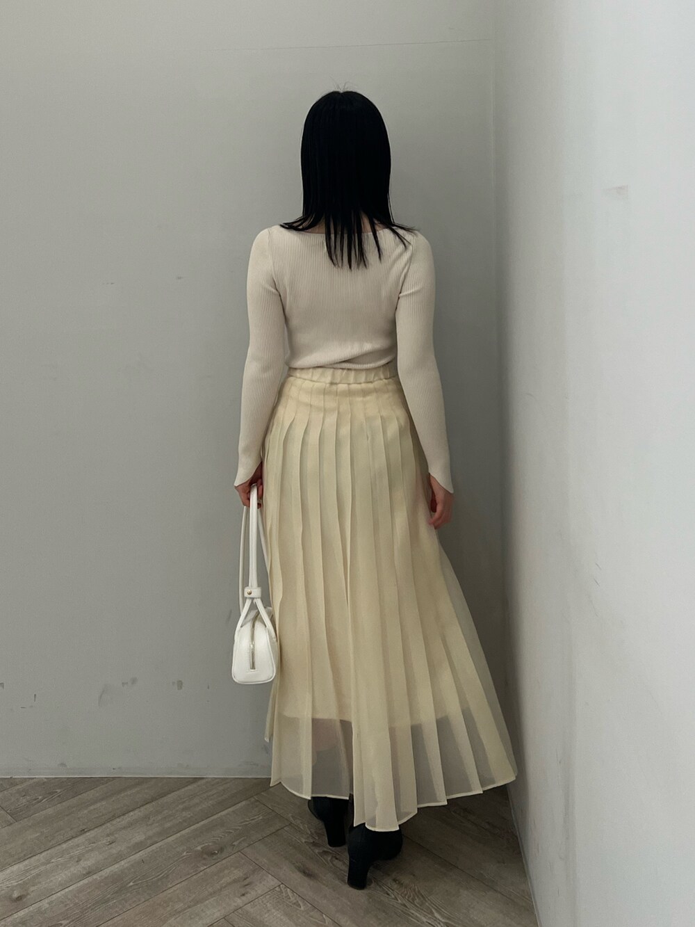 ホワイト系のスカート、ホワイト系のニット/セーターを着用したレディースの冬コーディネートの3枚目の写真