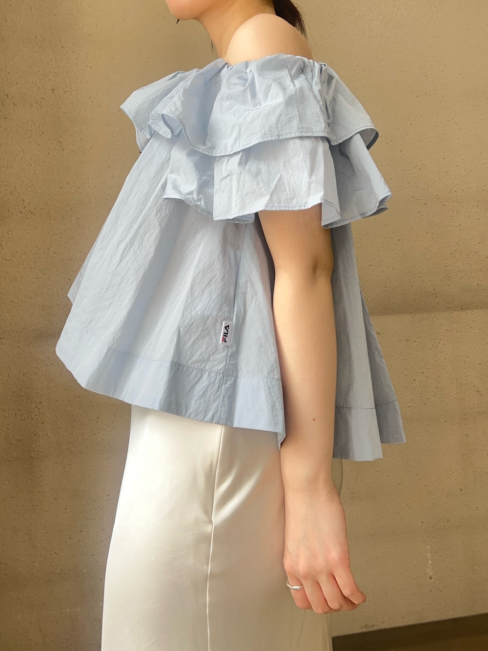 ブルー系のシャツ/ブラウス、ホワイト系のスカート、ブラック系のパンプスを着用したレディースの春コーディネートの5枚目の写真