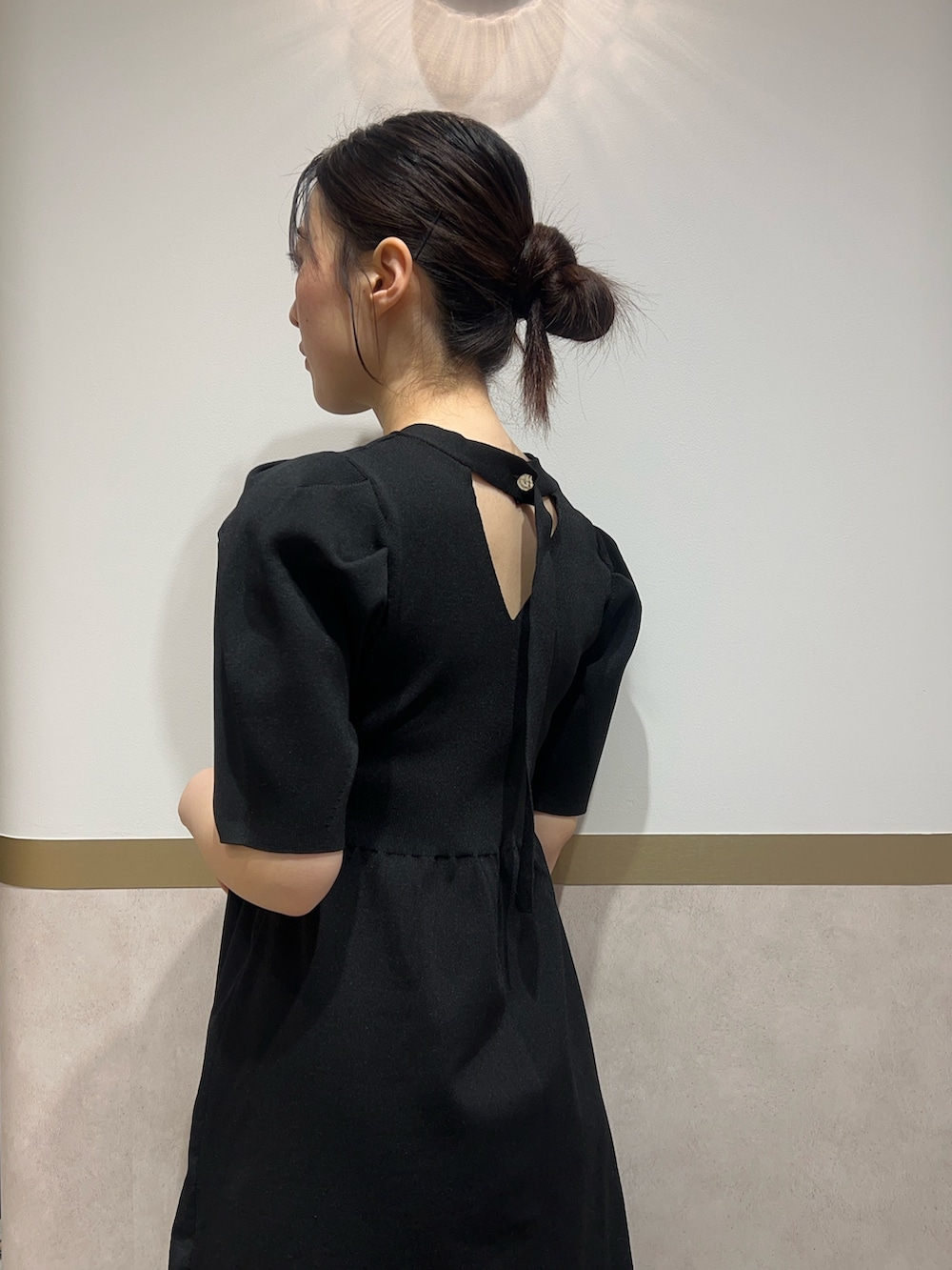 ブラック系のワンピース、ブラウン系のスニーカーを着用したレディースの春コーディネートの5枚目の写真