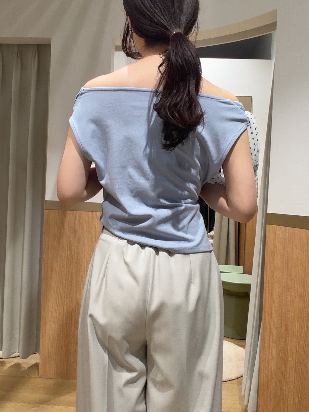 ブラウン系のサンダル、ブルー系のTシャツ/カットソー、ホワイト系のその他パンツを着用したレディースの夏コーディネートの5枚目の写真