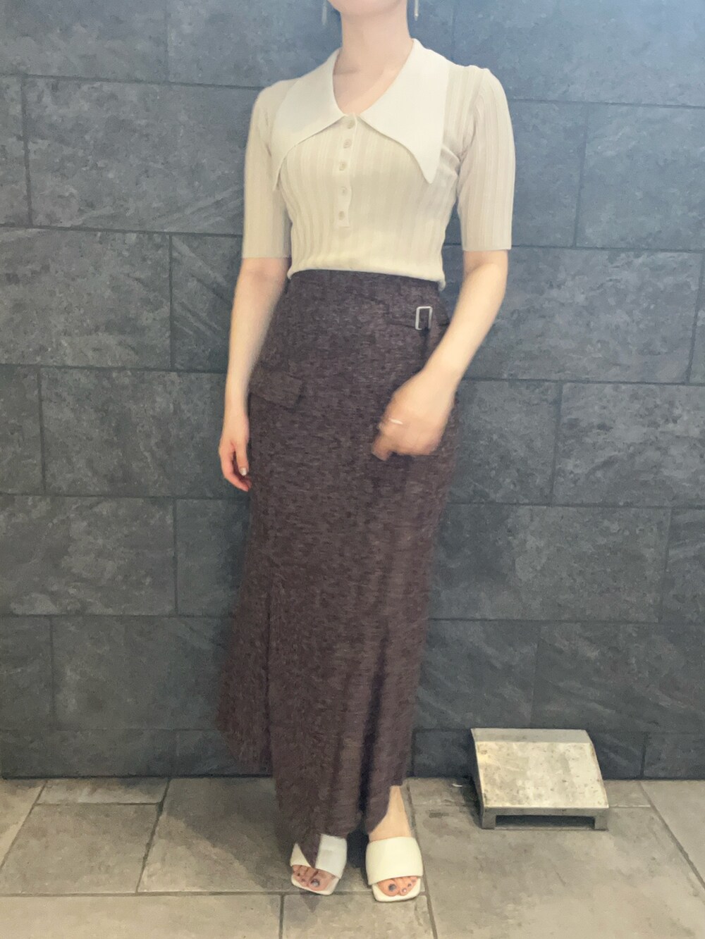 ベージュ系のニット/セーター、ブラウン系のスカートを着用したレディースの夏コーディネートの6枚目の写真