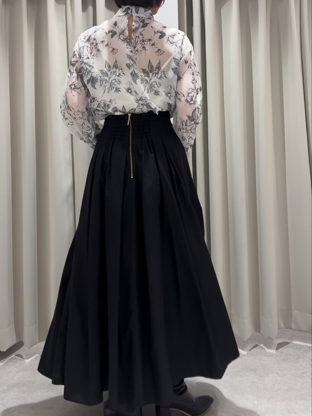 グレー系のシャツ/ブラウス、ブラック系のスカートを着用したレディースの冬コーディネートの2枚目の写真