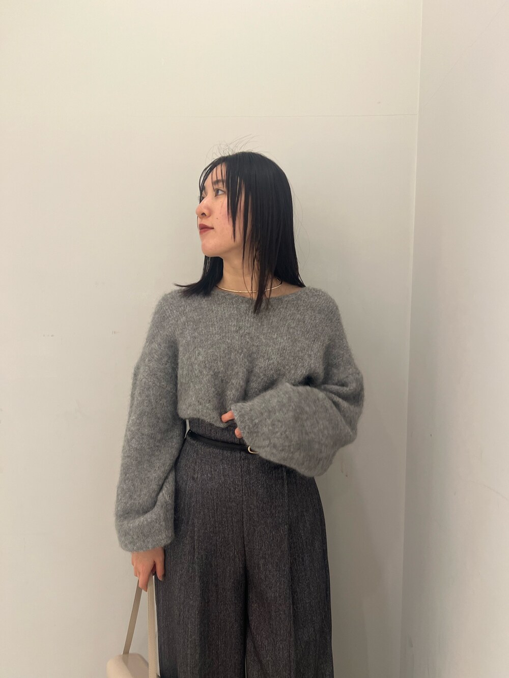 ブラック系のブーツ、グレー系のその他パンツ、グレー系のニット/セーターを着用したレディースの冬コーディネートの3枚目の写真