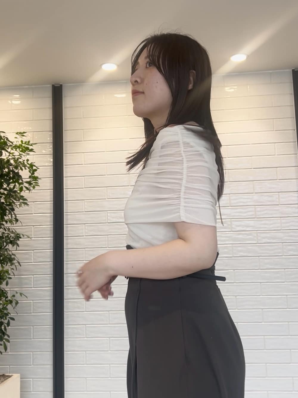 「LAGUNAMOONのノースリーブオフショルチュールトップス（Tシャツ/カットソー、ホワイト系）」を使った、RUNA ONISHIさん（レディース・163cm）の夏コーディネートの5枚目の写真
