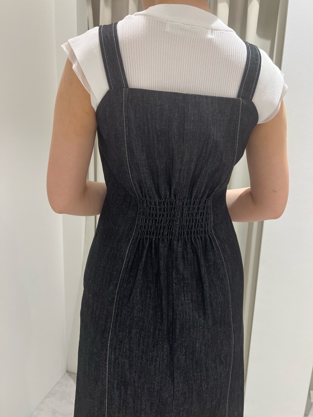 ベージュ系のサンダル、ブラック系のワンピース、ホワイト系のニット/セーターを着用したレディースの春コーディネートの5枚目の写真