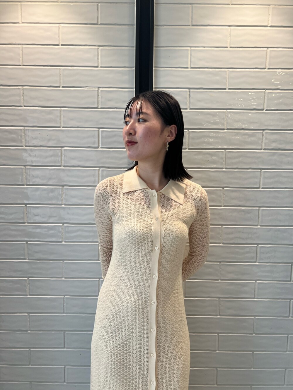 ホワイト系のワンピース、ブラック系のブーツ、ブラウン系のボディバッグ/ウエストポーチを着用したレディースの夏コーディネートの3枚目の写真