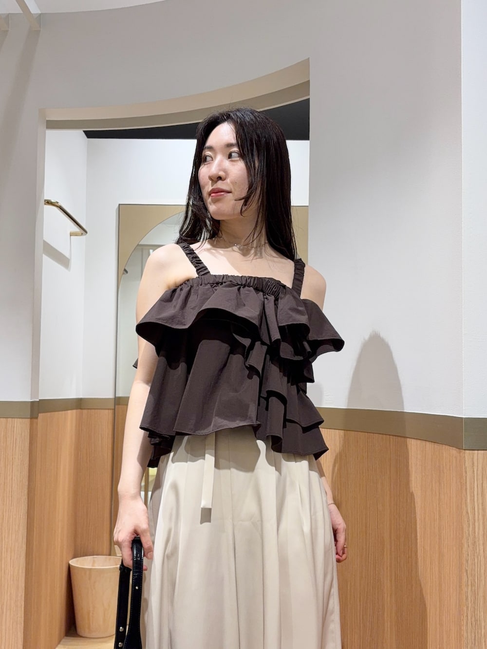 ホワイト系のその他パンツ、ブラウン系のシャツ/ブラウス、ブラウン系のサンダルを着用したレディースの夏コーディネートの4枚目の写真
