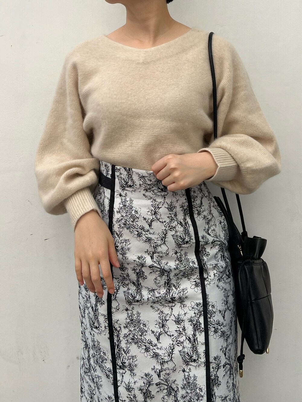 ブラック系のブーツ、ブラック系のスカート、グレー系のカーディガン/ボレロを着用したレディースの秋コーディネートの7枚目の写真