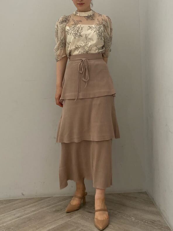 ベージュ系のその他シューズ、ホワイト系のシャツ/ブラウス、ベージュ系のスカートを着用したレディースの夏コーディネートの2枚目の写真