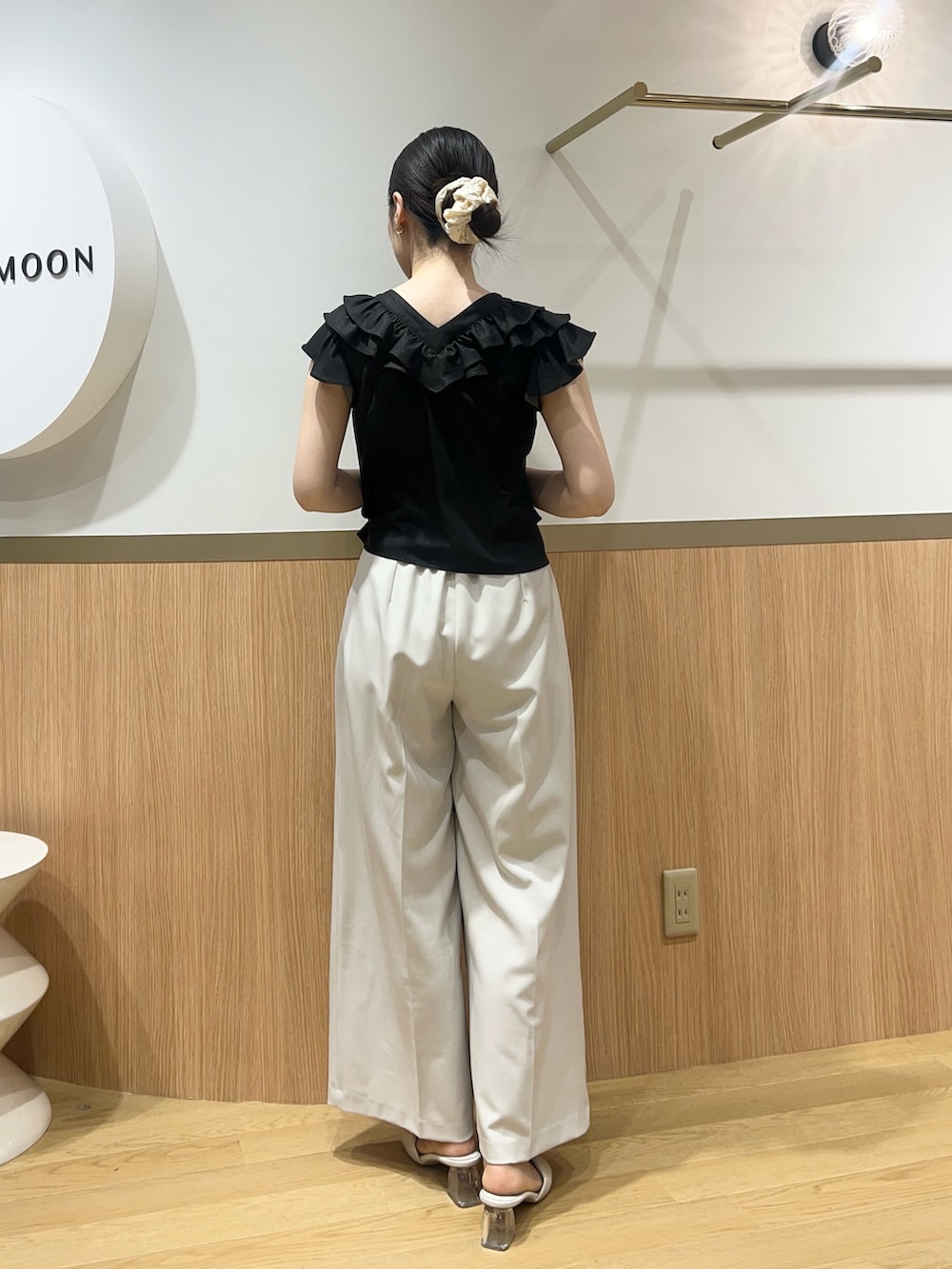 ホワイト系のその他パンツ、ブラック系のシャツ/ブラウスを着用したレディースの春コーディネートの3枚目の写真