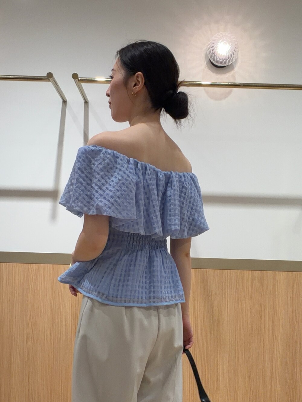 ブルー系のシャツ/ブラウス、ホワイト系のその他パンツ、ブラウン系のサンダルを着用したレディースの夏コーディネートの5枚目の写真