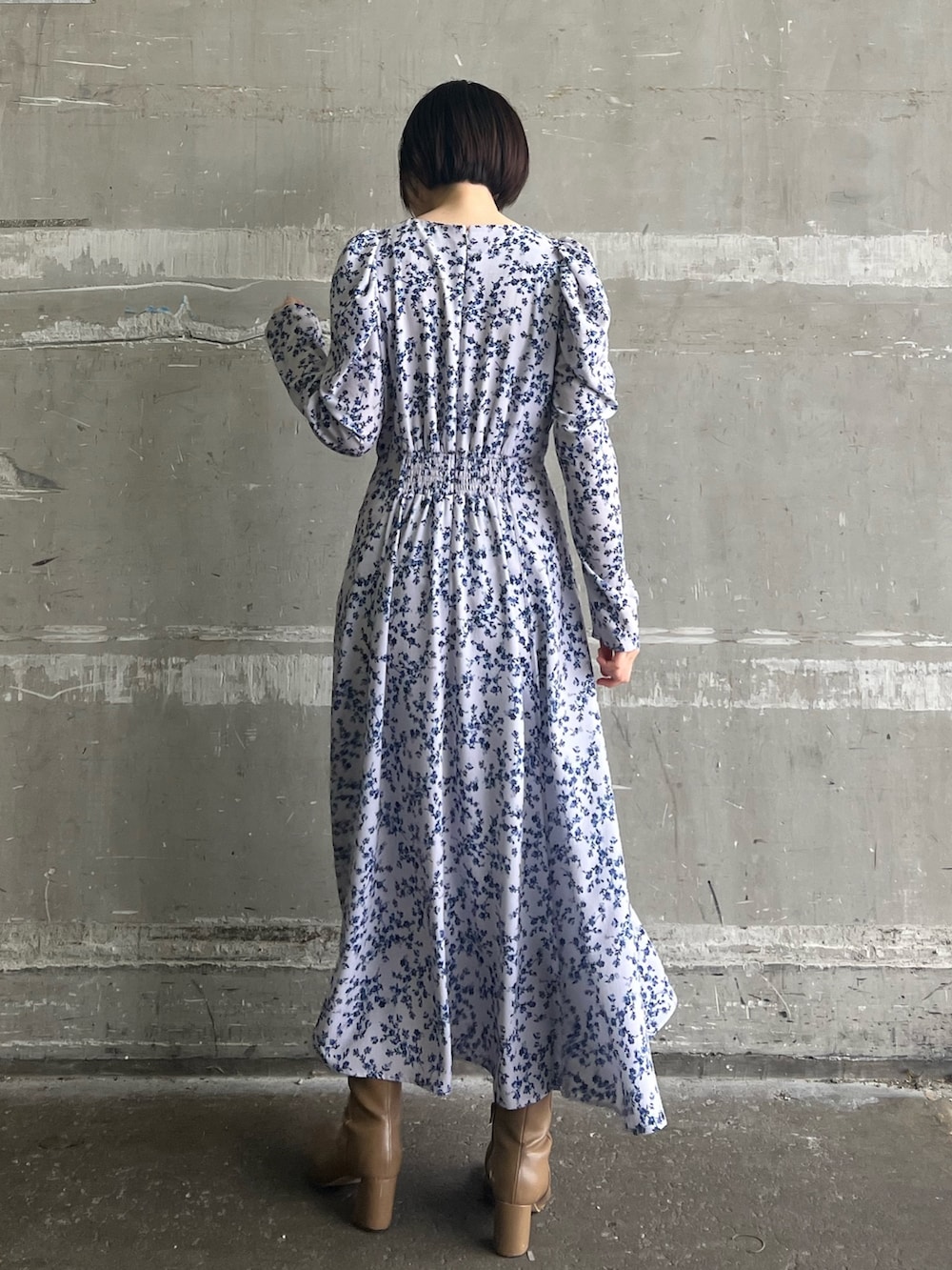 ベージュ系のブーツ、パープル系のワンピースを着用したレディースの冬コーディネートの2枚目の写真