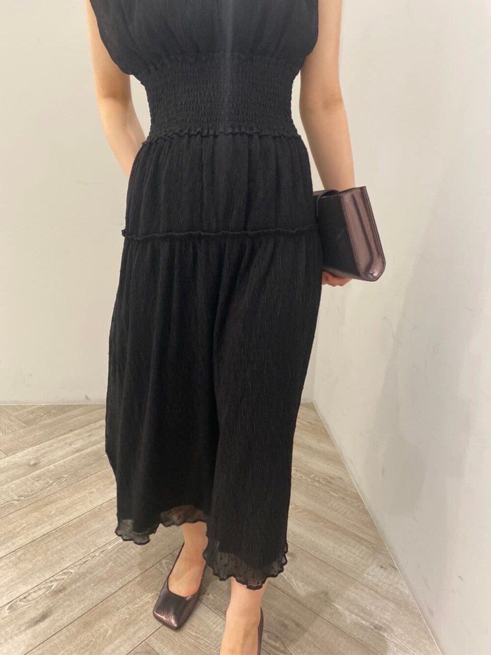 その他のその他シューズ、その他のハンドバッグ、ブラック系のドレスを着用したレディースの夏コーディネートの2枚目の写真