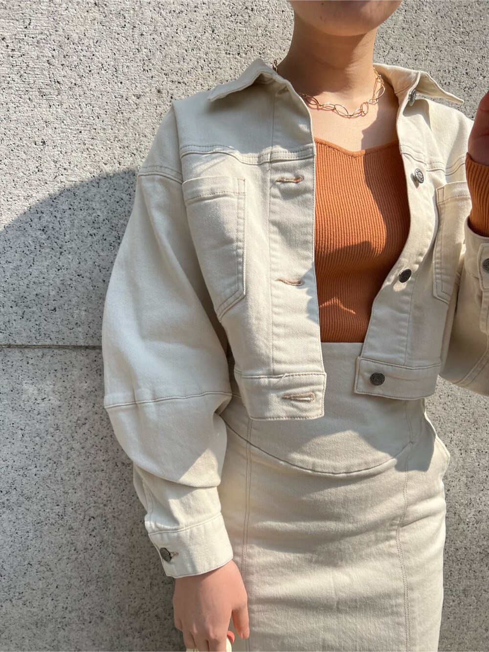 ホワイト系のブルゾン、ホワイト系のスカート、ホワイト系のハンドバッグを着用したレディースの春コーディネートの7枚目の写真