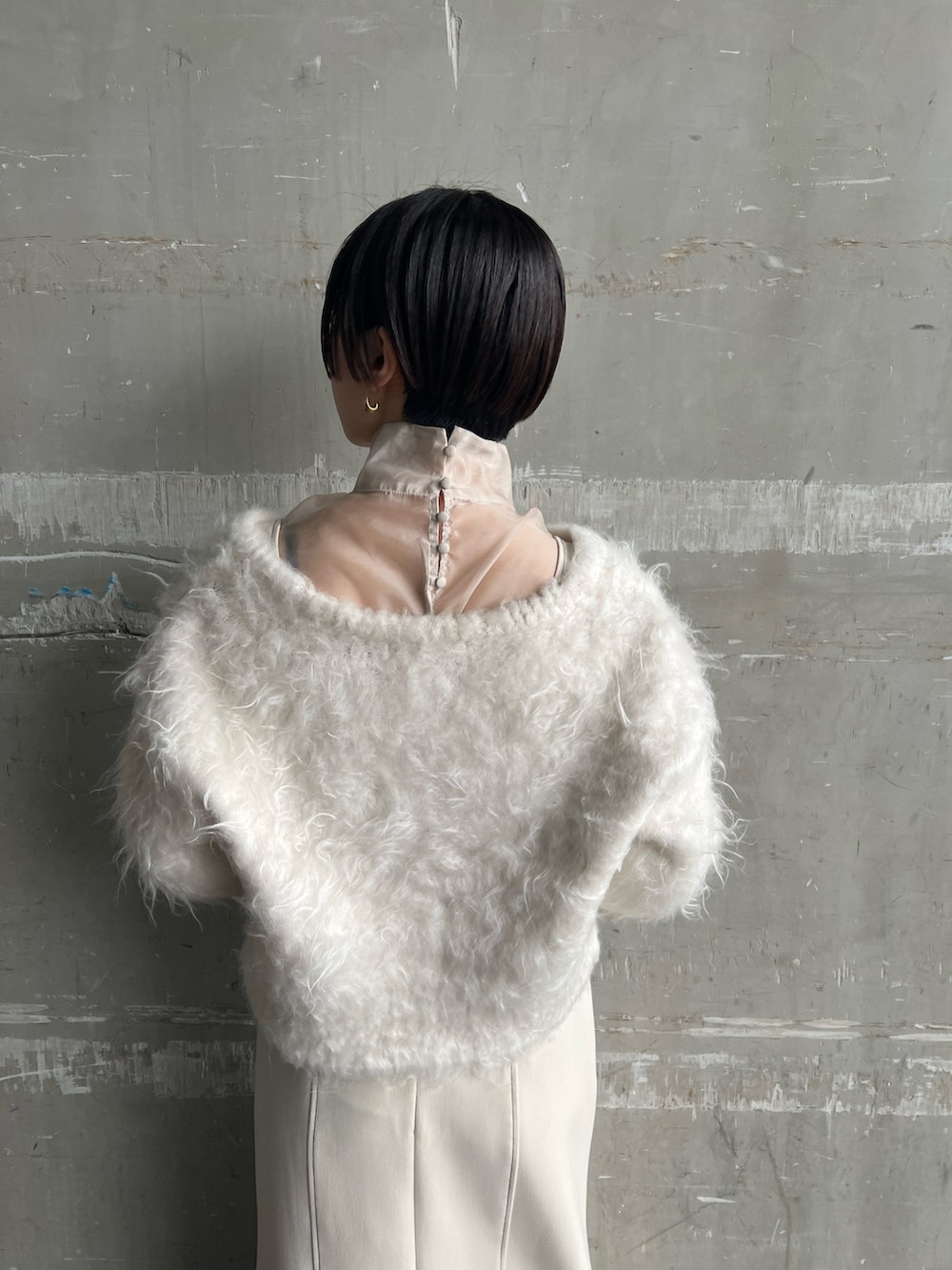 ホワイト系のカーディガン/ボレロ、ホワイト系のジャンパースカート、ベージュ系のシャツ/ブラウスを着用したレディースの秋コーディネートの3枚目の写真