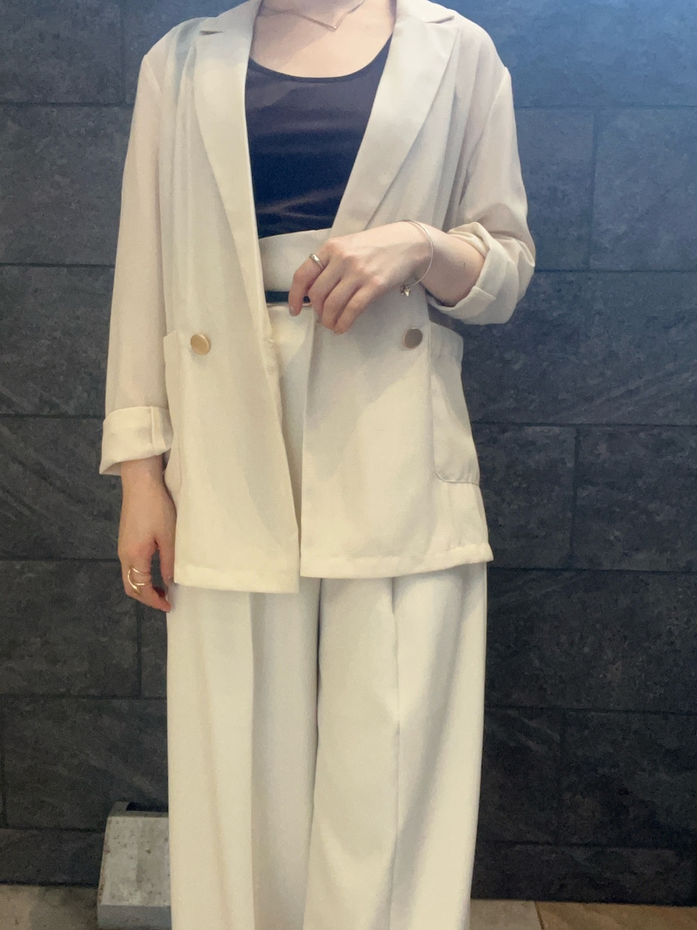 ホワイト系のテーラードジャケット、ホワイト系のその他パンツ、ブラウン系のTシャツ/カットソーを着用したレディースの夏コーディネートの4枚目の写真