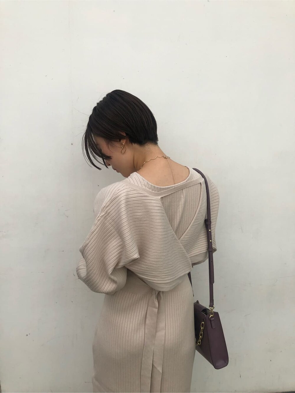 ベージュ系のその他シューズ、パープル系のショルダーバッグ、ホワイト系のワンピースを着用したレディースの秋コーディネートの7枚目の写真