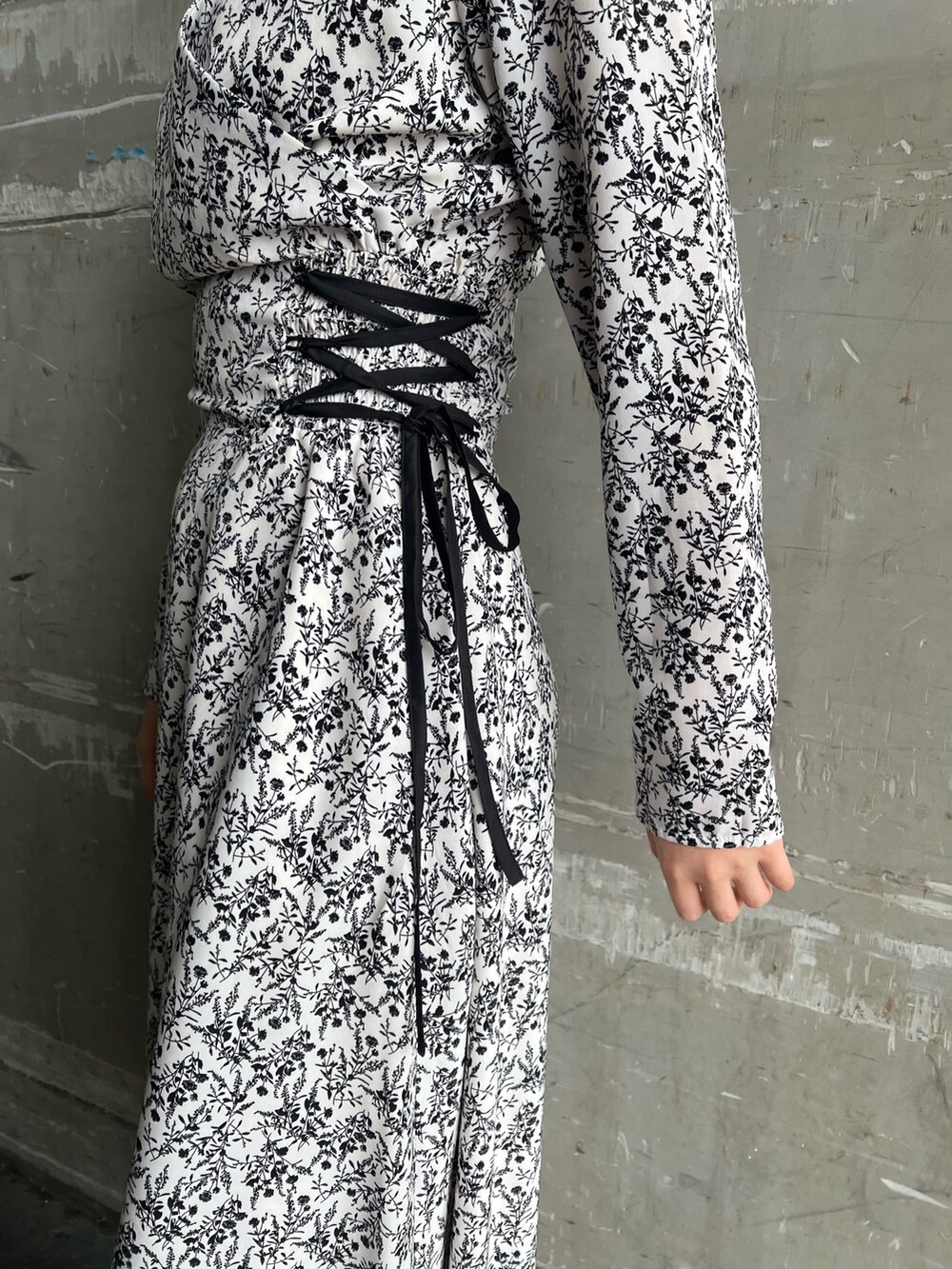 ベージュ系のブーツ、ブラック系のその他アウター、ホワイト系のワンピースを着用したレディースの冬コーディネートの6枚目の写真