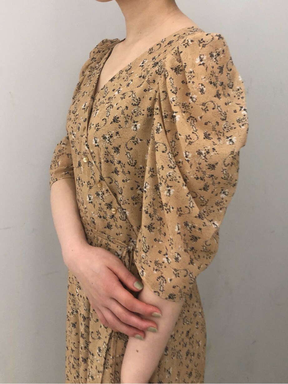 イエロー系のワンピース、ベージュ系のサンダル、グレー系のカーディガン/ボレロを着用したレディースの冬コーディネートの3枚目の写真