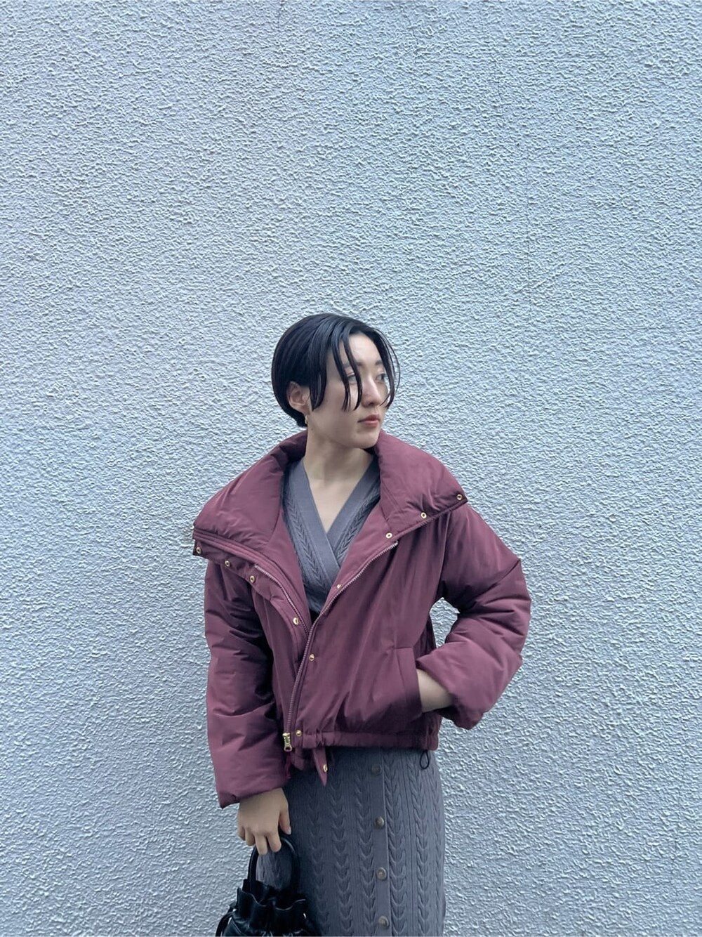 ブラウン系のワンピース、ベージュ系のブーツ、ブラック系のハンドバッグを着用したレディースの秋コーディネートの3枚目の写真