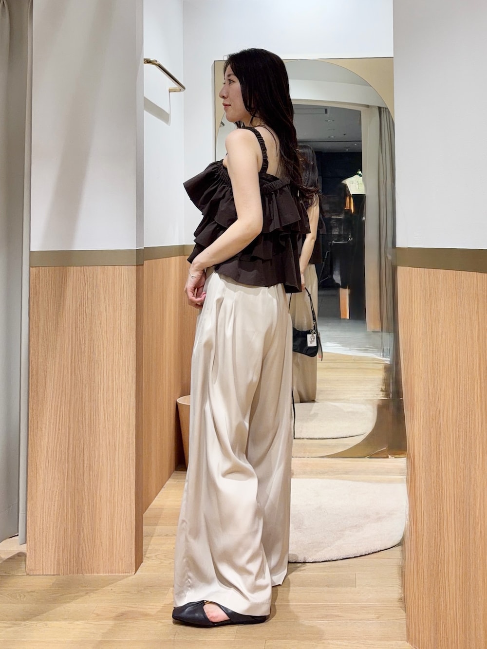 ホワイト系のその他パンツ、ブラウン系のシャツ/ブラウス、ブラウン系のサンダルを着用したレディースの夏コーディネートの2枚目の写真