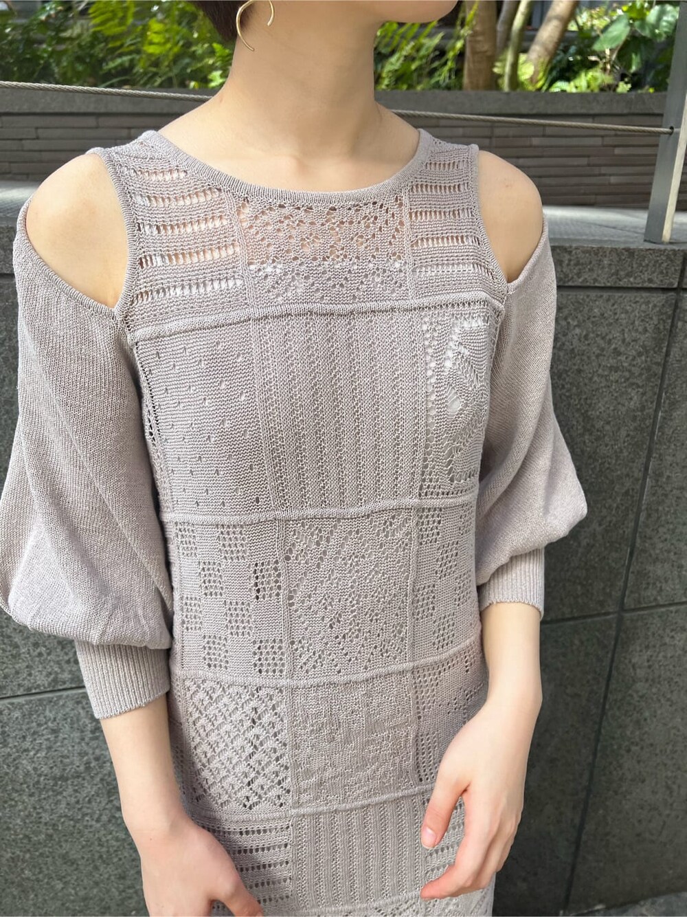 ホワイト系のハンドバッグ、グレー系のワンピース、その他のサンダルを着用したレディースの春コーディネートの6枚目の写真
