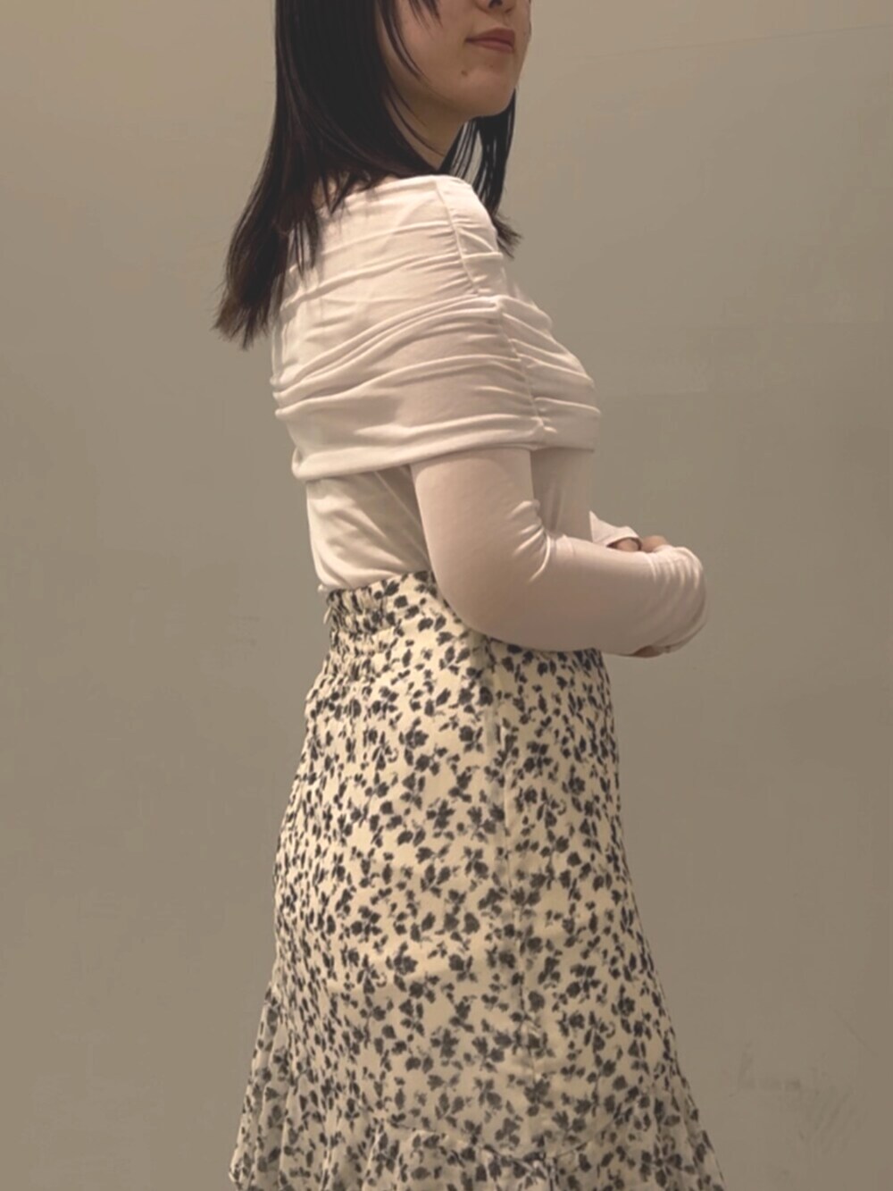 ホワイト系のサンダル、ホワイト系のTシャツ/カットソー、ホワイト系のスカートを着用したレディースの春コーディネートの4枚目の写真