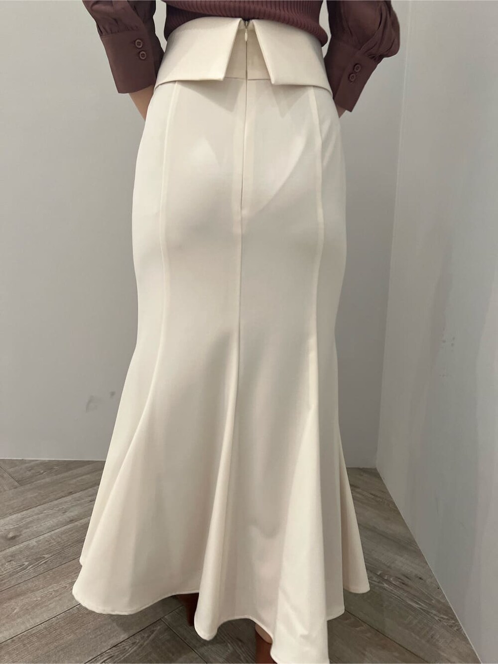 ブラウン系のパンプス、ホワイト系のスカート、ブラウン系のニット/セーターを着用したレディースの夏コーディネートの9枚目の写真