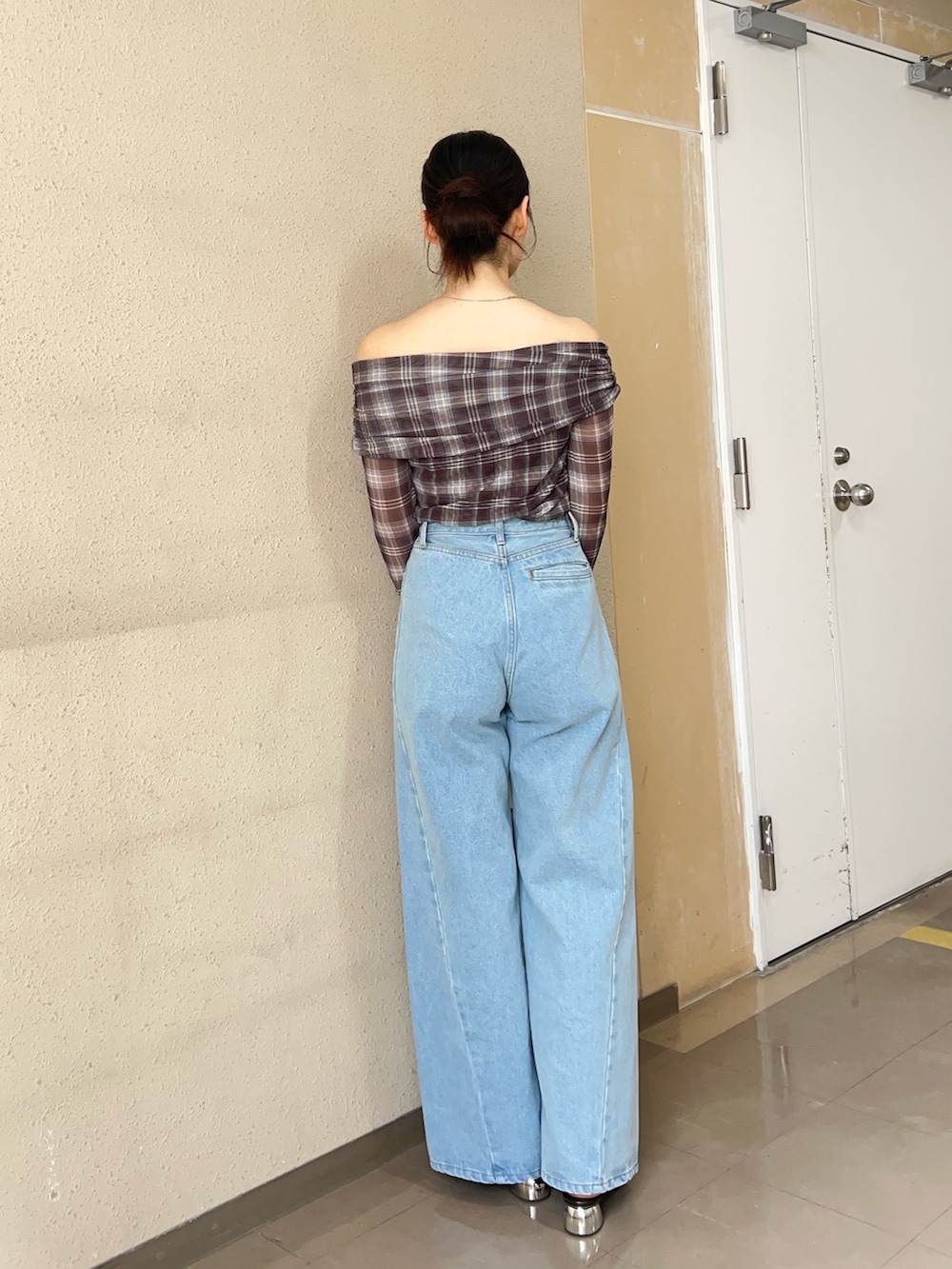 ブラウン系のシャツ/ブラウス、ブルー系のデニムパンツ、ブラック系のパンプスを着用したレディースの春コーディネートの3枚目の写真