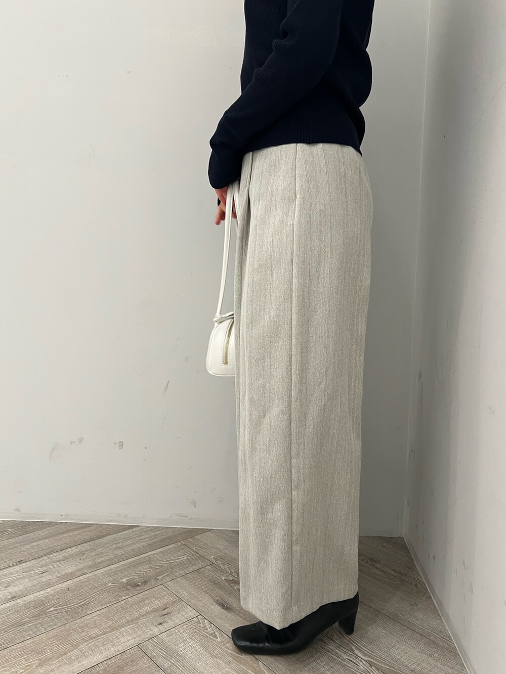 ブルー系のアンサンブル、グレー系のその他パンツを着用したレディースの冬コーディネートの8枚目の写真