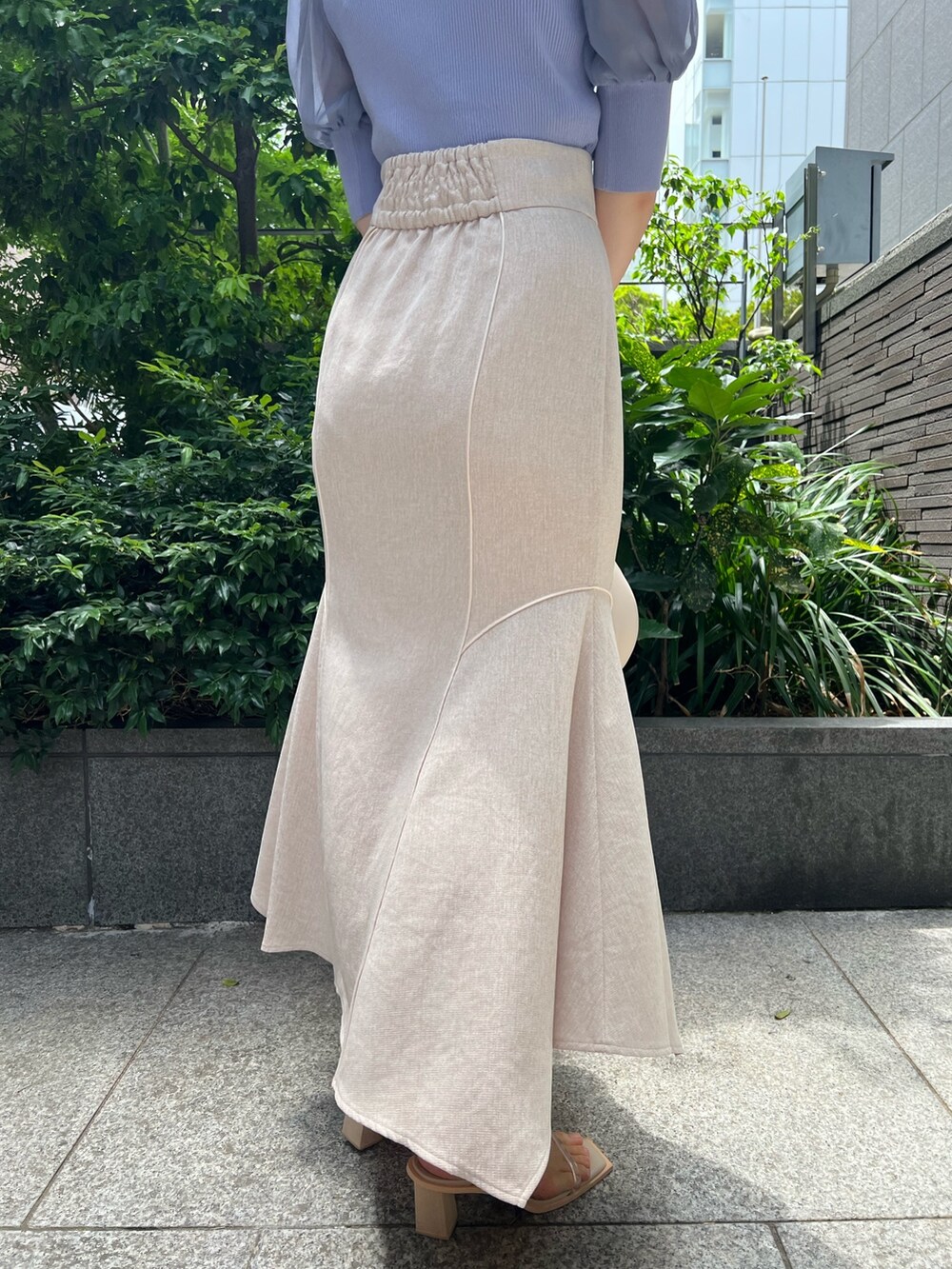 その他のサンダル、パープル系のニット/セーター、ホワイト系のスカートを着用したレディースの夏コーディネートの7枚目の写真