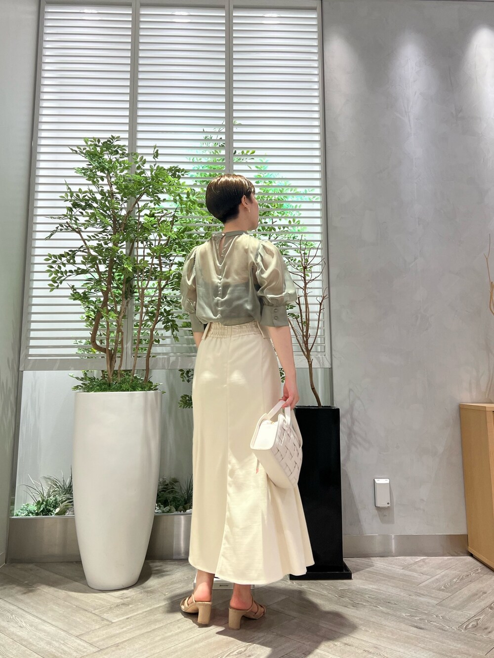 ベージュ系のサンダル、ホワイト系のショルダーバッグ、ホワイト系のスカートを着用したレディースの夏コーディネートの3枚目の写真