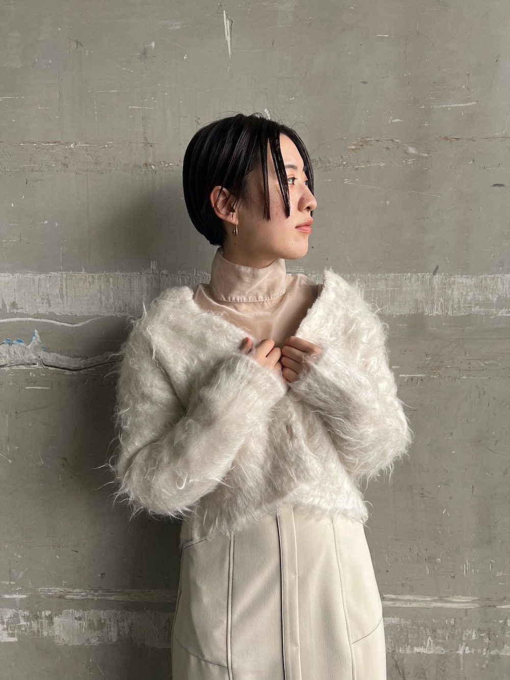 ホワイト系のカーディガン/ボレロ、ホワイト系のジャンパースカート、ベージュ系のシャツ/ブラウスを着用したレディースの秋コーディネートの2枚目の写真