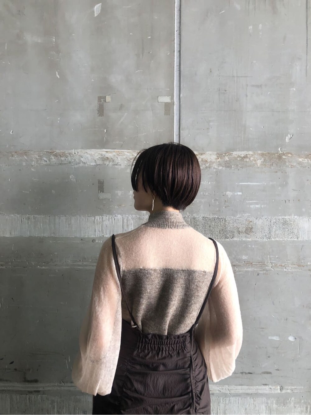 ベージュ系のその他シューズ、ブラウン系のショルダーバッグ、ブラウン系のスカートを着用したレディースの秋コーディネートの3枚目の写真