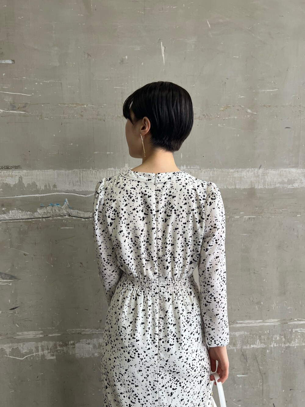 ホワイト系のワンピース、ホワイト系のカーディガン/ボレロ、ベージュ系のサンダルを着用したレディースの春コーディネートの8枚目の写真