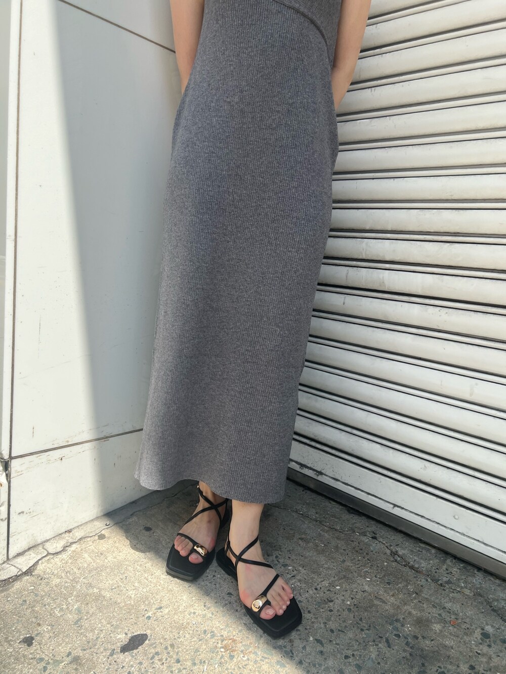 グレー系のワンピース、ブラック系のサンダル、ブラック系のショルダーバッグを着用したレディースの夏コーディネートの9枚目の写真
