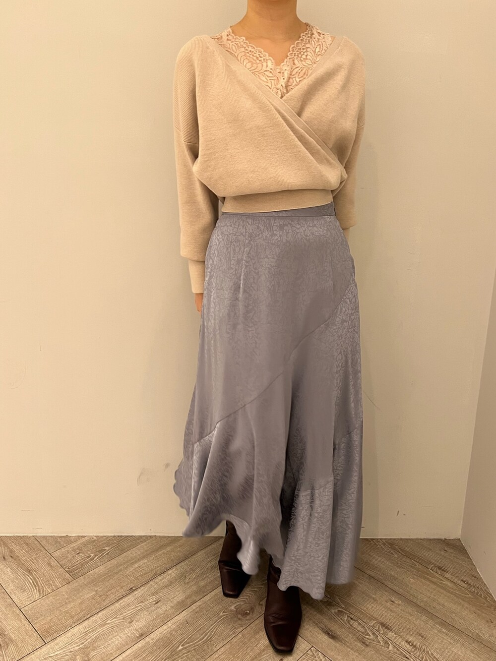 レッド系のブーツ、ブルー系のスカート、グレー系のニット/セーターを着用したレディースの冬コーディネートの7枚目の写真