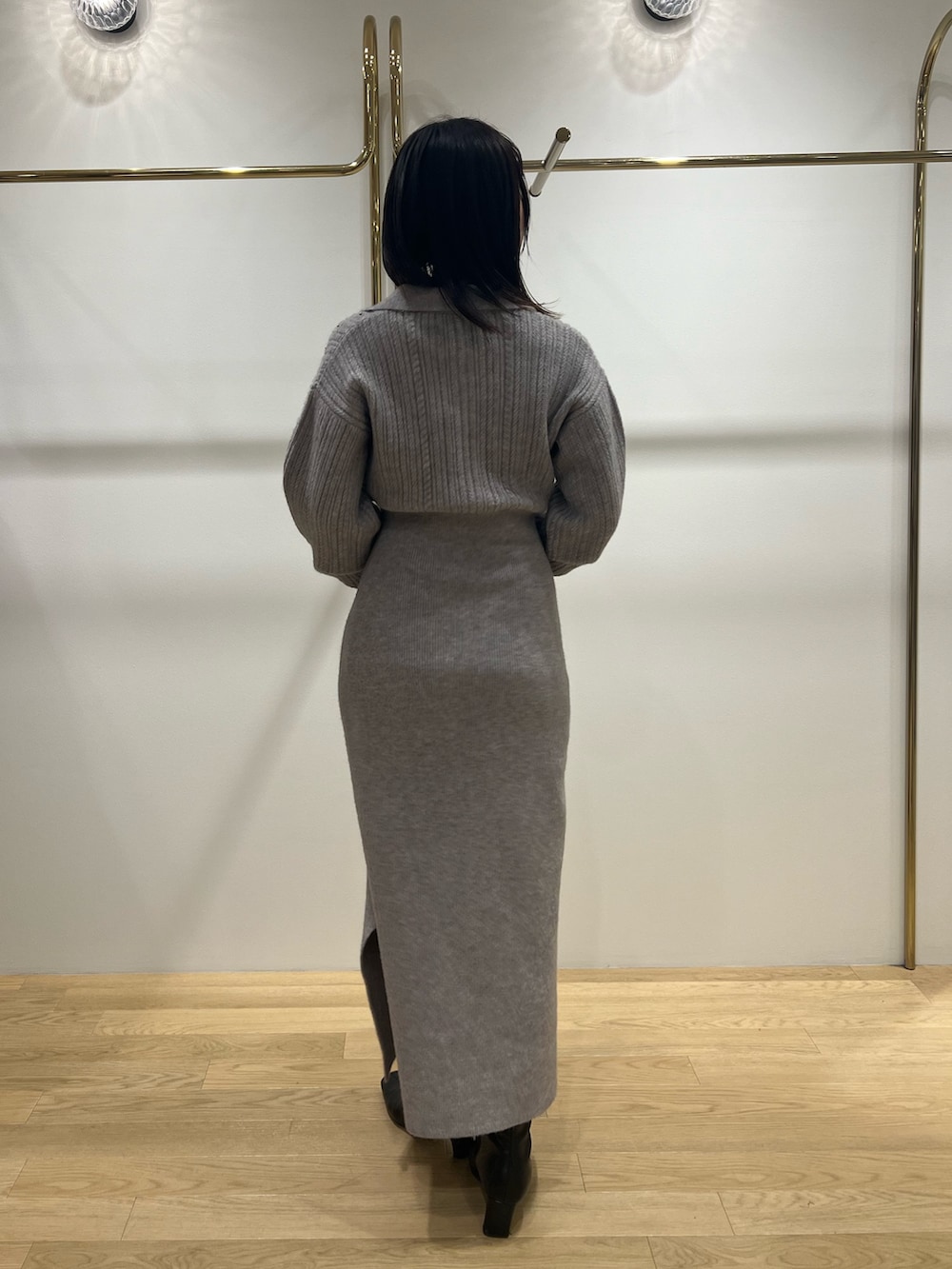 ホワイト系のハンドバッグ、グレー系のワンピースを着用したレディースの冬コーディネートの3枚目の写真