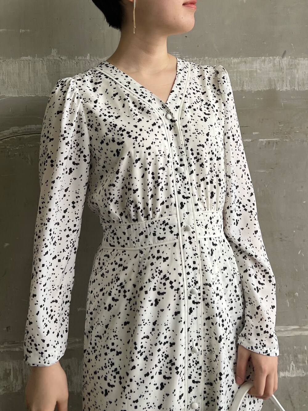 ホワイト系のワンピース、ホワイト系のカーディガン/ボレロ、ベージュ系のサンダルを着用したレディースの春コーディネートの7枚目の写真