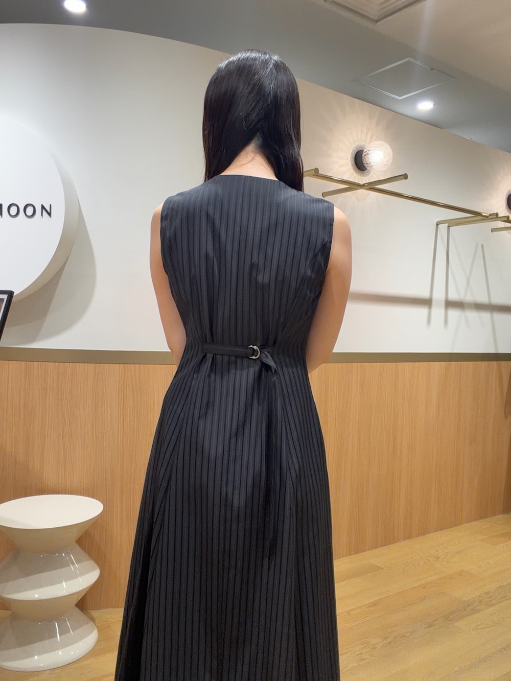 ブラック系のワンピース、ブラック系のハンドバッグ、ブラック系のサンダルを着用したレディースの春コーディネートの5枚目の写真