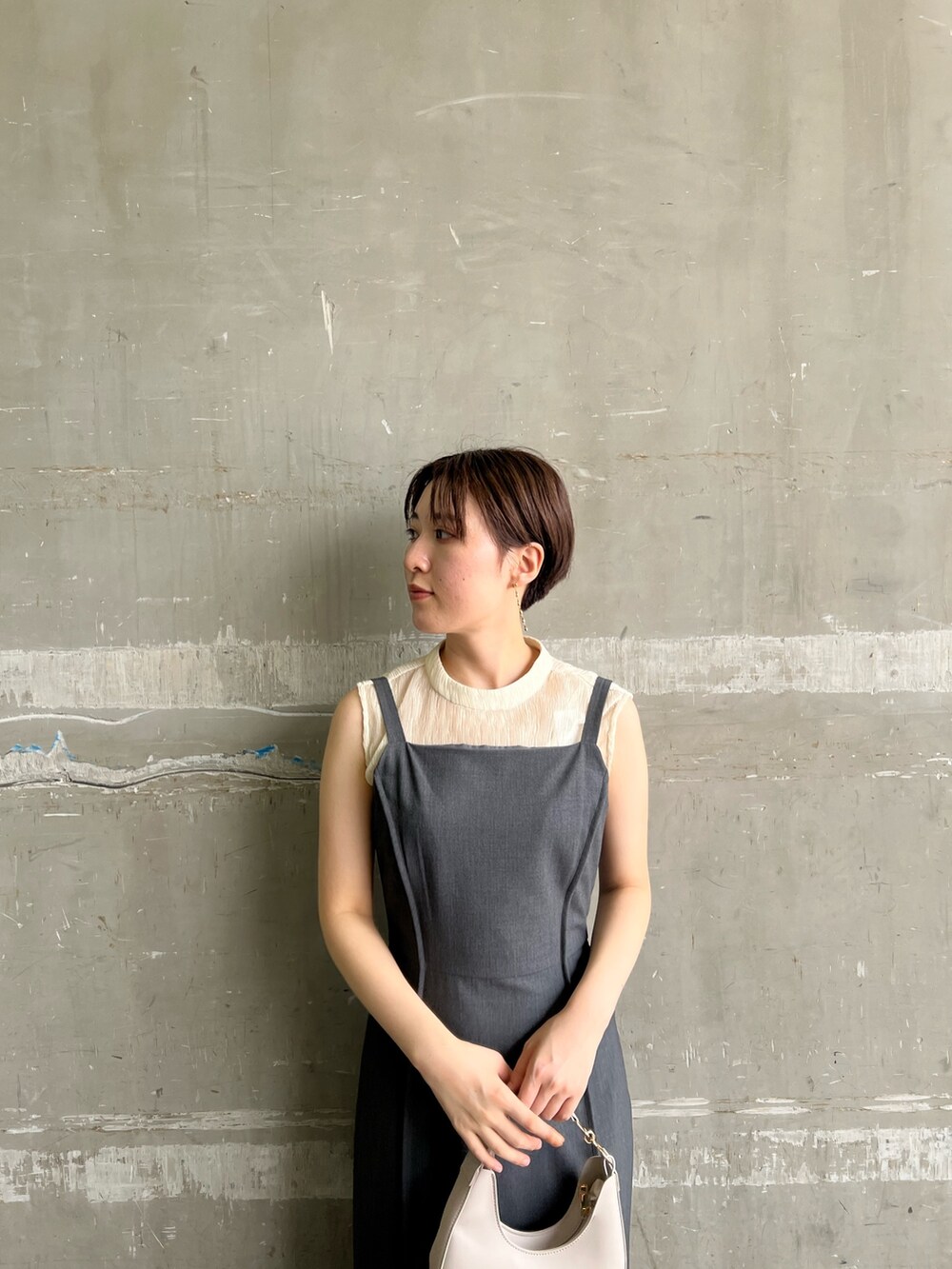 ホワイト系のシャツ/ブラウス、グレー系のワンピース、ブルー系のサンダルを着用したレディースの夏コーディネートの5枚目の写真