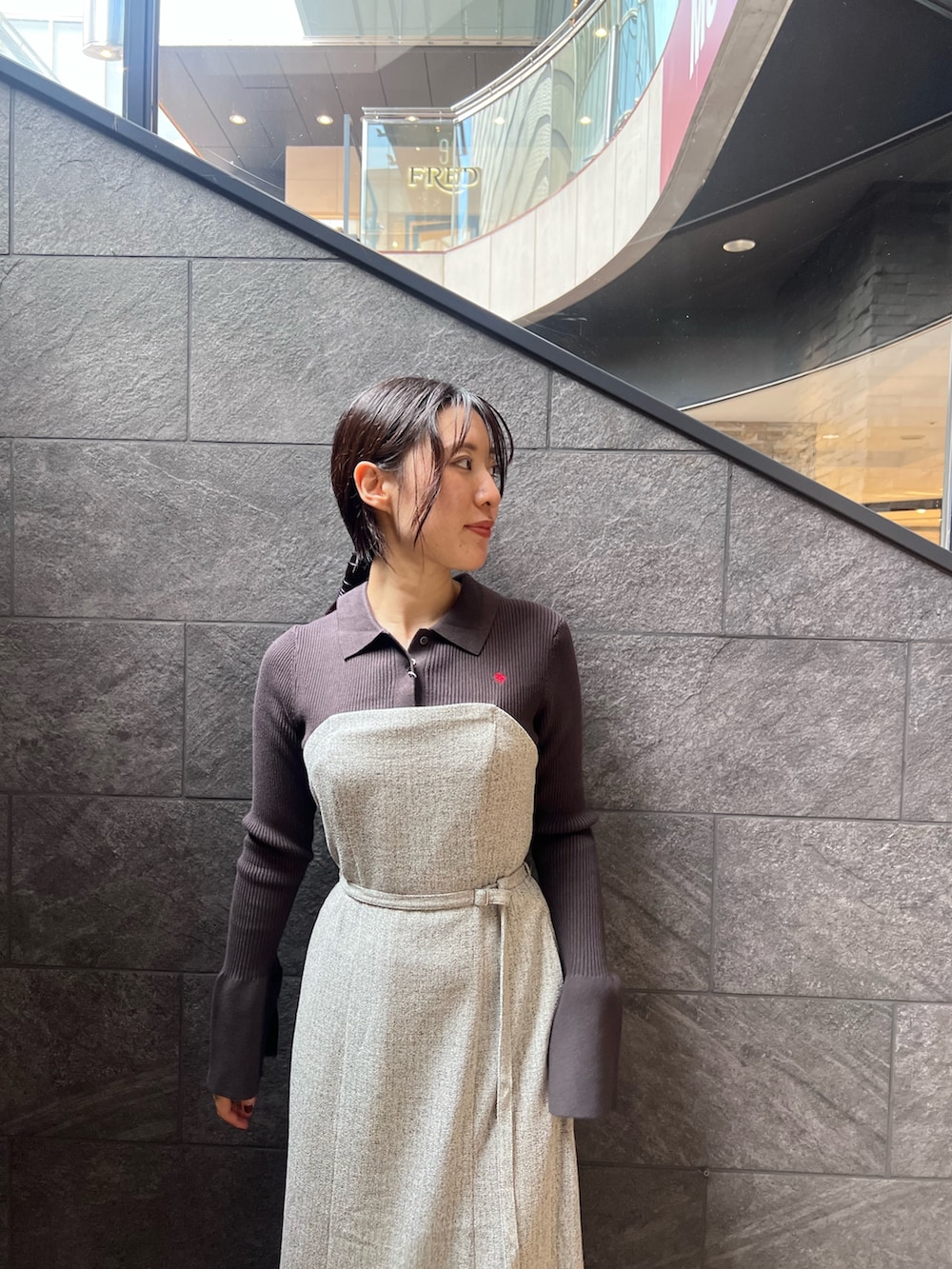 ブラック系のブーツ、ブルー系のワンピースを着用したレディースの秋コーディネートの4枚目の写真