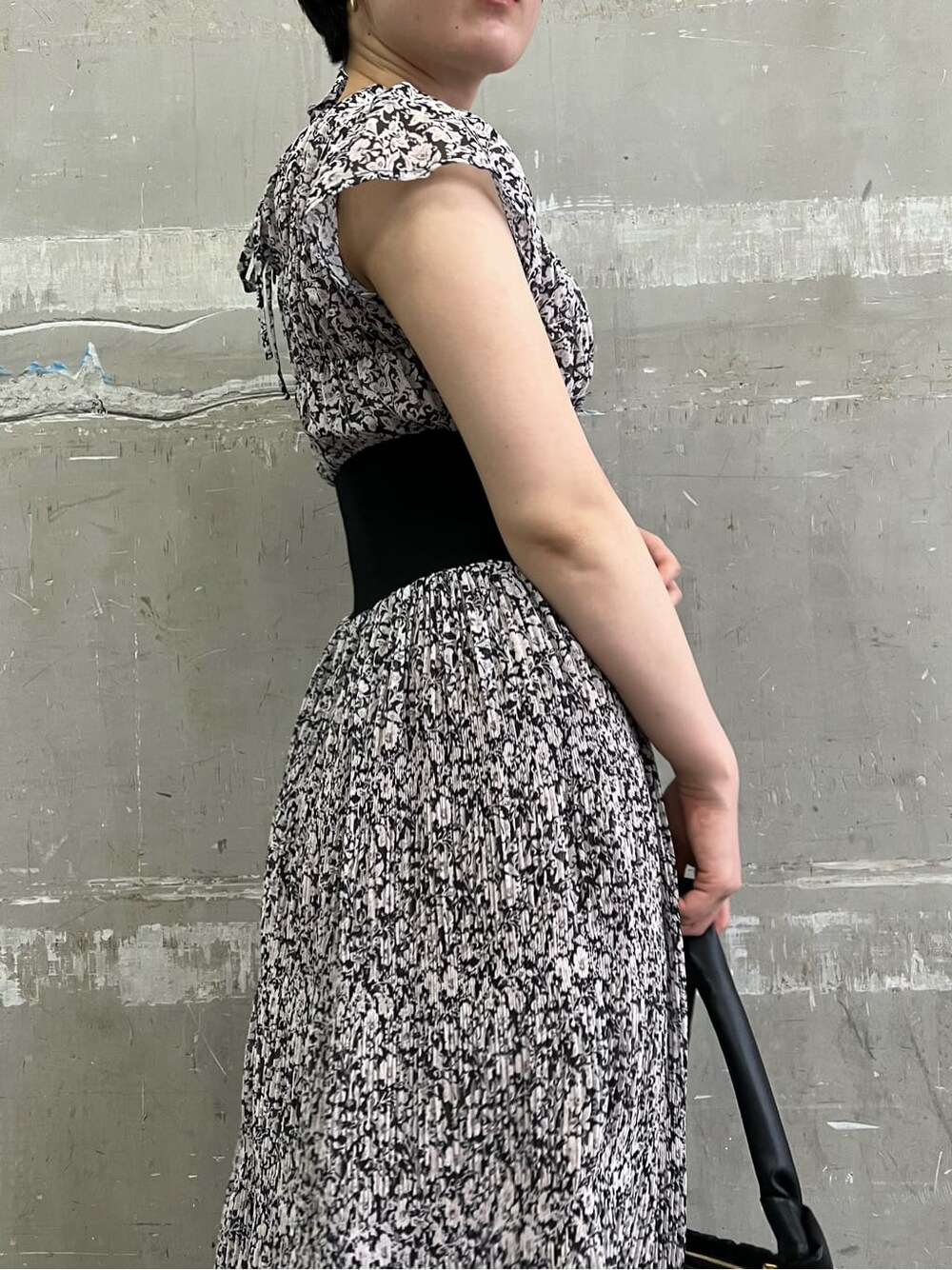 ブラウン系のパンプス、ブラック系のワンピース、ブラック系のハンドバッグを着用したレディースの夏コーディネートの7枚目の写真