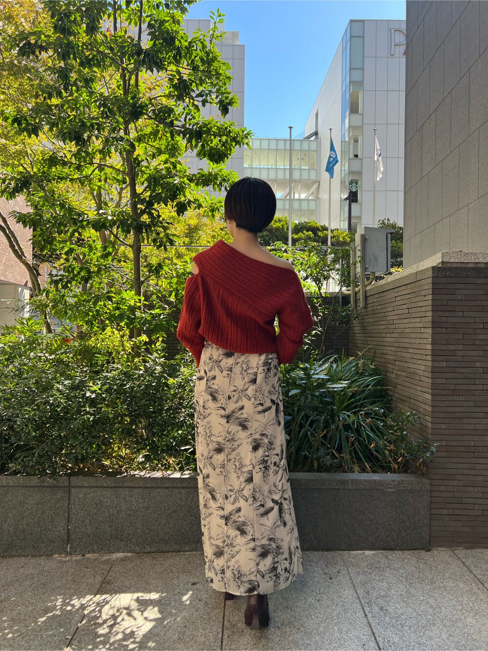 ベージュ系のスカート、ベージュ系のスカート、レッド系のブーツを着用したレディースの秋コーディネートの3枚目の写真